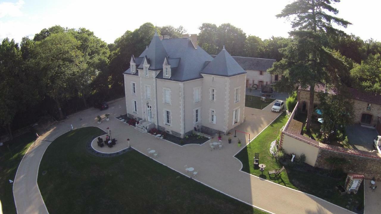 Le Petit Chateau Des Cedres Mouchamps Esterno foto