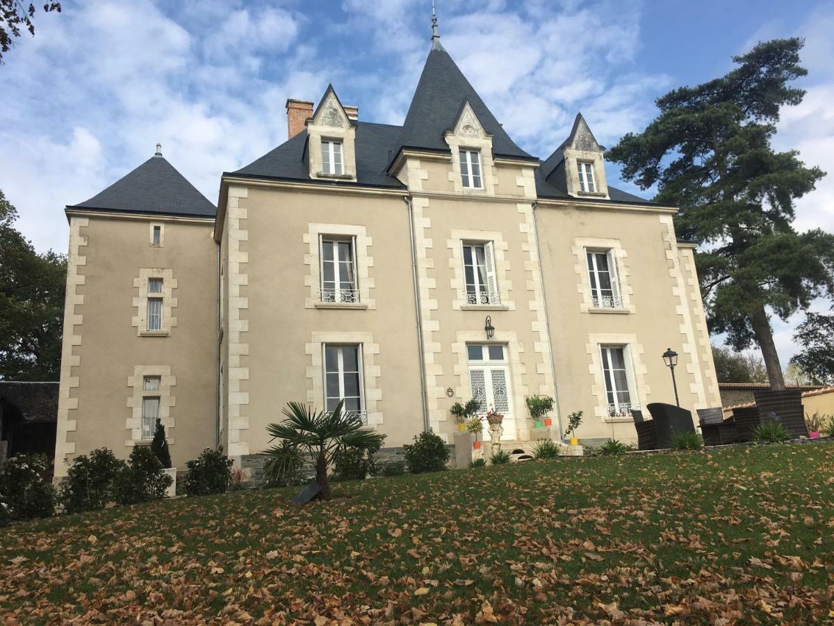Le Petit Chateau Des Cedres Mouchamps Esterno foto