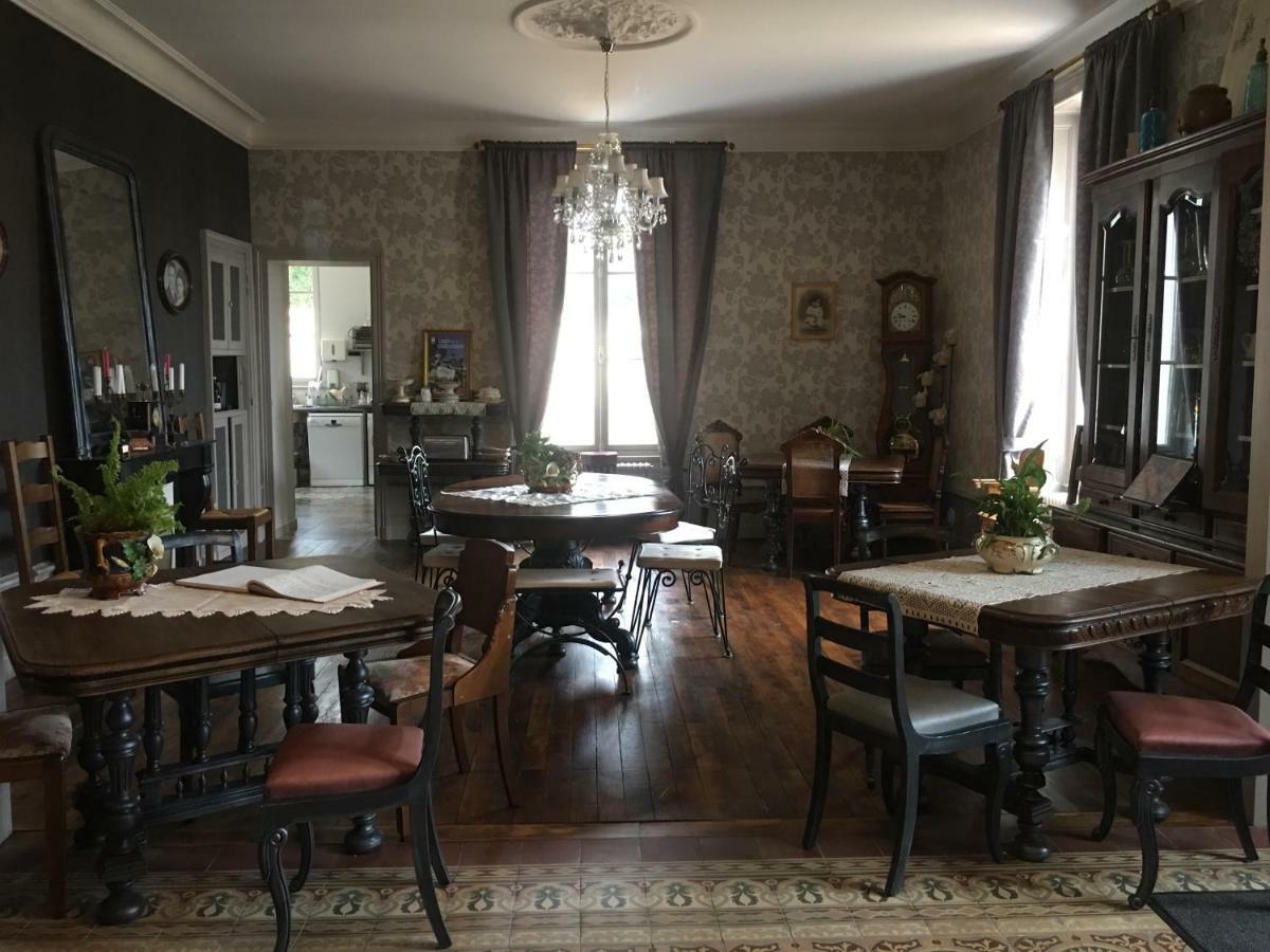 Le Petit Chateau Des Cedres Mouchamps Esterno foto