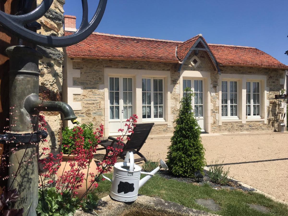 Le Petit Chateau Des Cedres Mouchamps Esterno foto